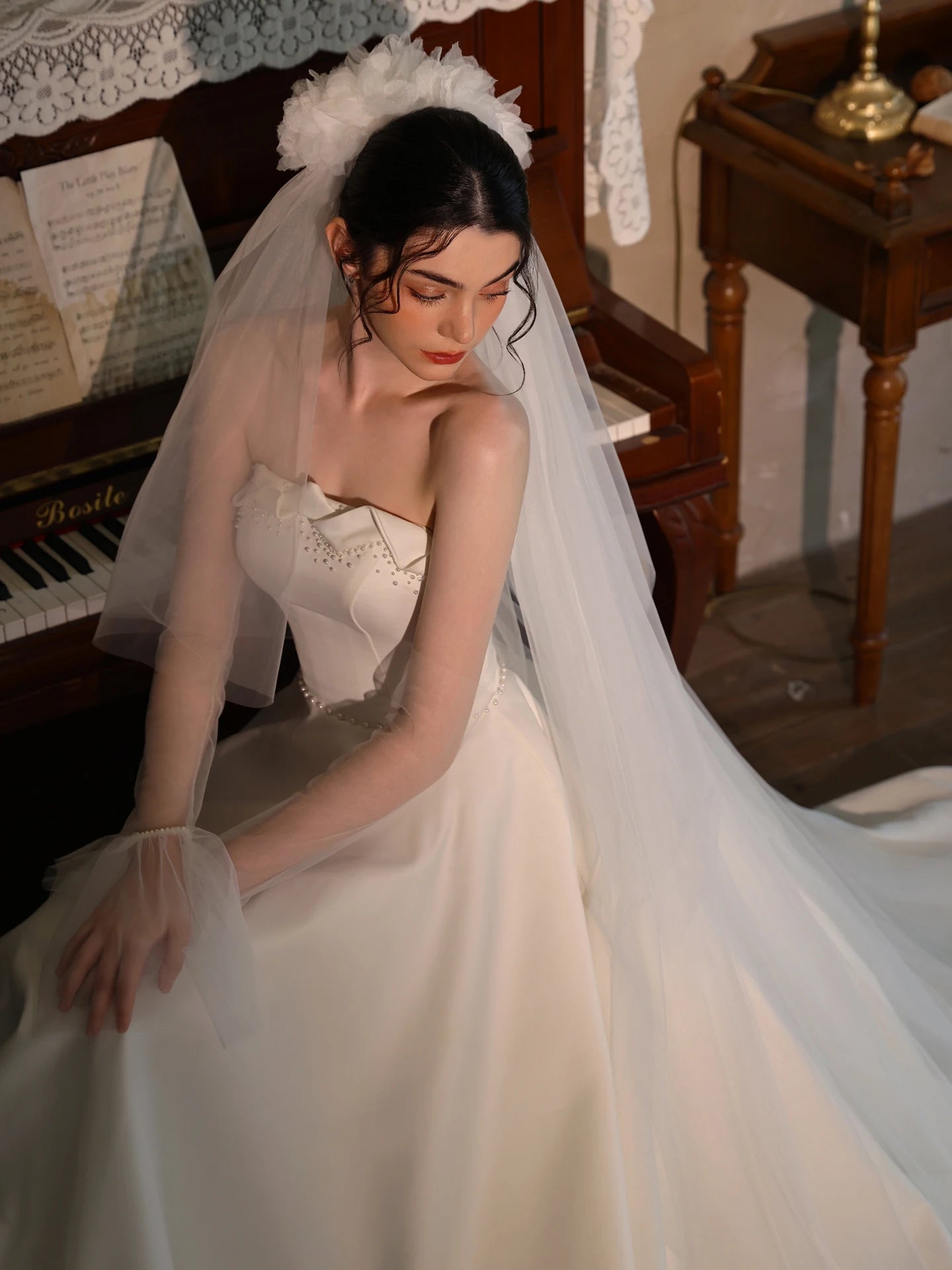 V534 Long Voile de mariée d'église à longue traîne Double couche Couvre-visage Coiffe décorée de fleurs pour la photographie de voyage