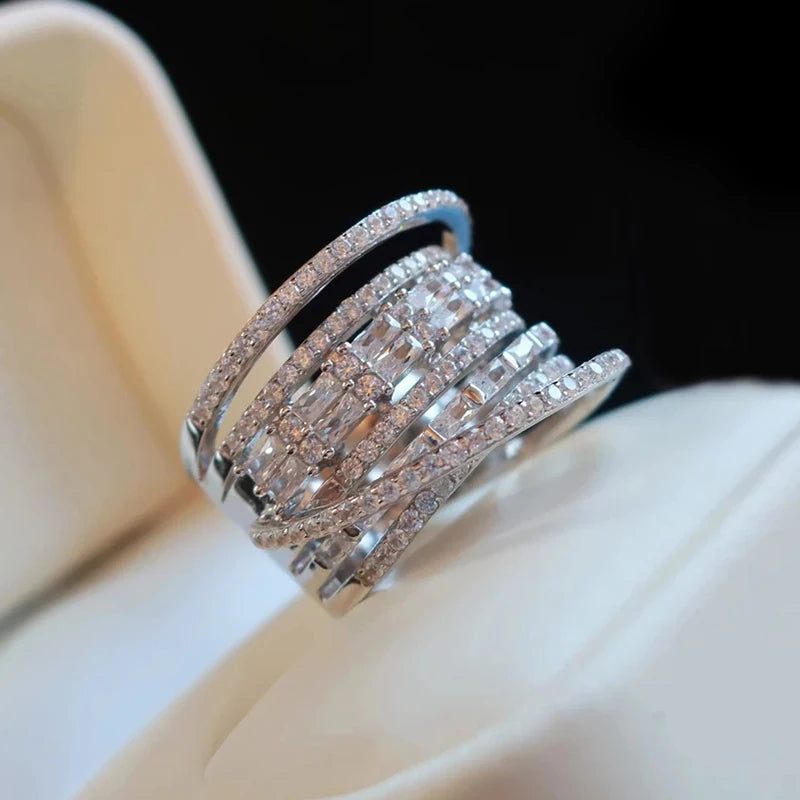 Bague multicouche en zircone brillante Huitan, bijou de luxe pour femmes, parfait pour les mariages et les fêtes, accessoire élégant pour les doigts.