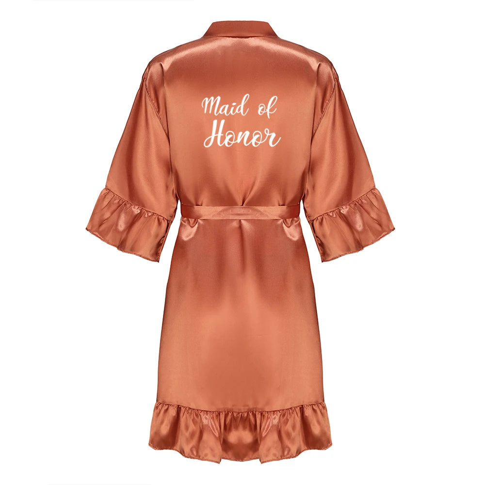 Robe de mariée en satin de soie avec volant et lettre — Mariée et Demoiselle d'honneur