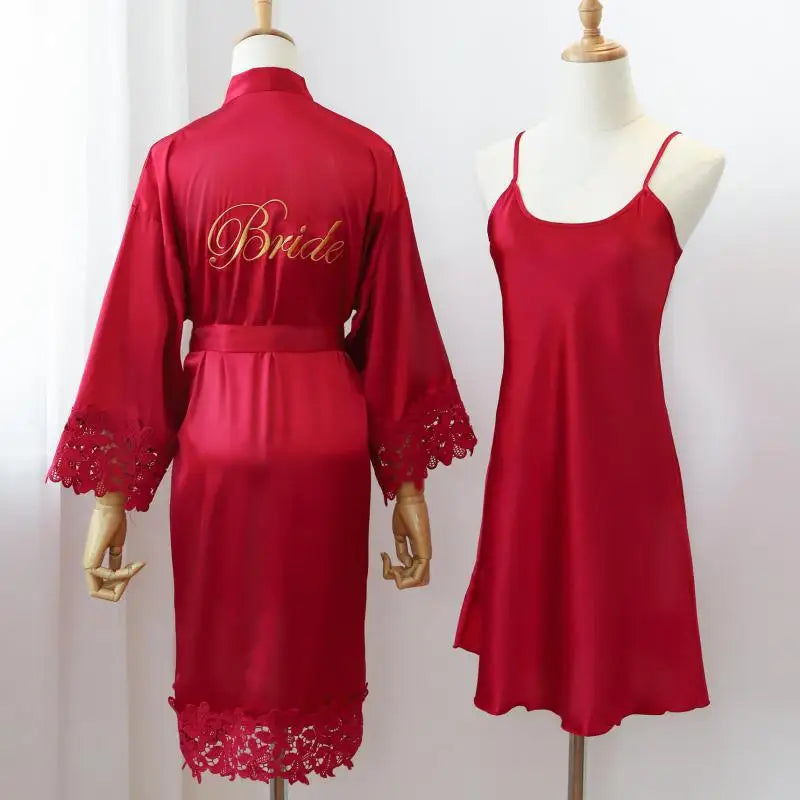 Robe de mariée en dentelle et ensemble kimono — Vêtements de nuit élégants pour mariage