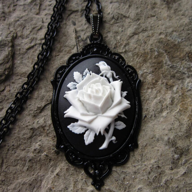 Collier ras-du-cou pendentif camée rose gothique — Bijoux de sorcière victorienne
