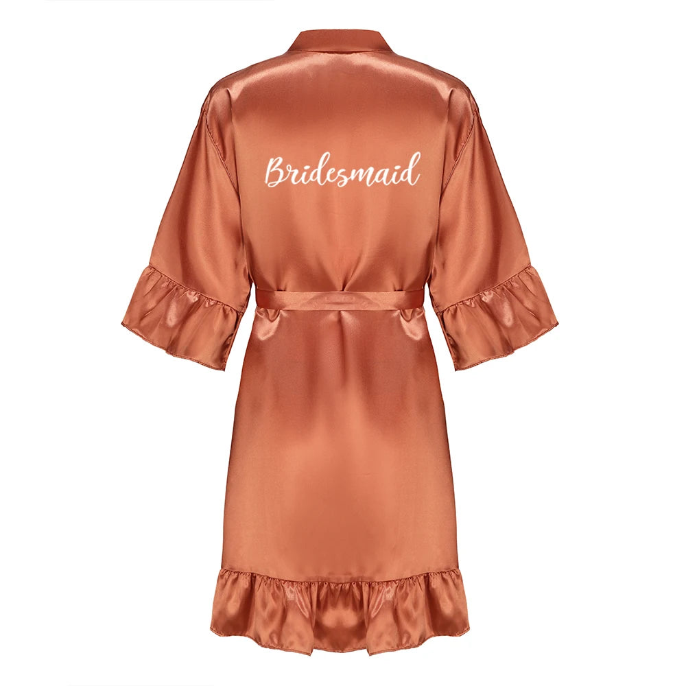 Robe de mariée en satin de soie avec volant et lettre — Mariée et Demoiselle d'honneur