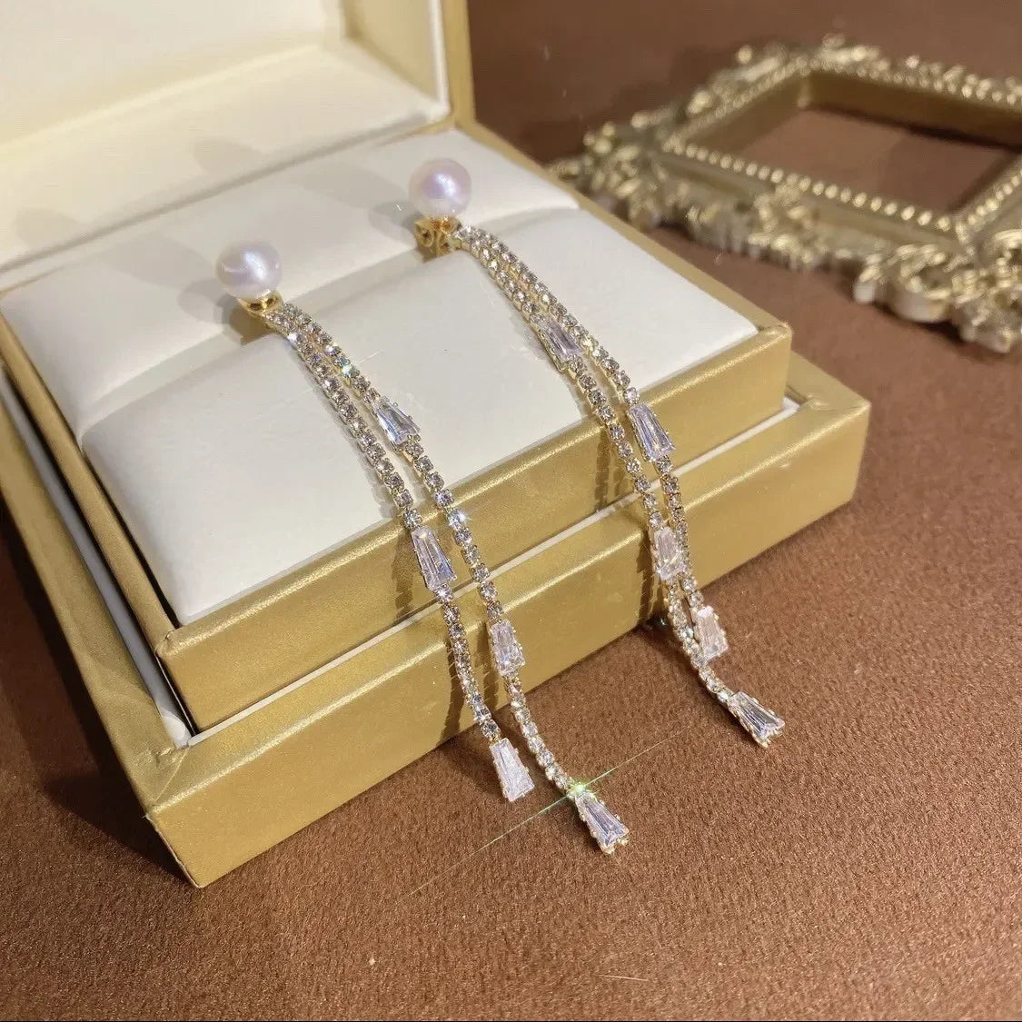 Boucles d'oreilles pendantes longues et luxueuses en zircon — Bijoux de mariée