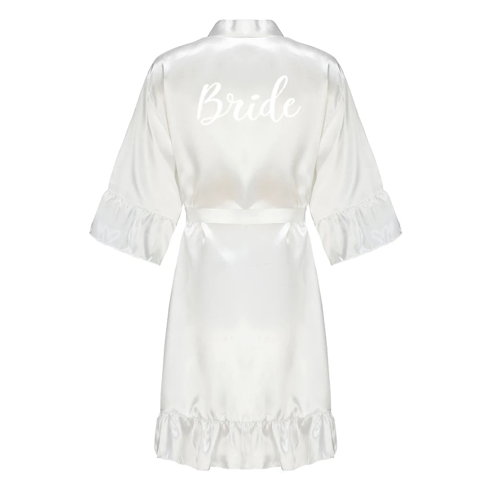 Robe de mariée en satin de soie avec volant et lettre — Mariée et Demoiselle d'honneur