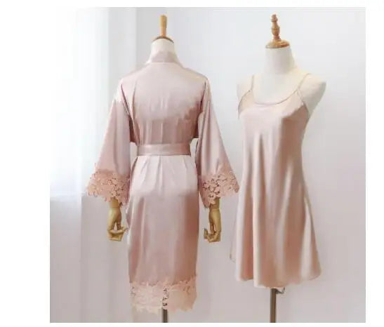 Robe de mariée en dentelle et ensemble kimono — Vêtements de nuit élégants pour mariage