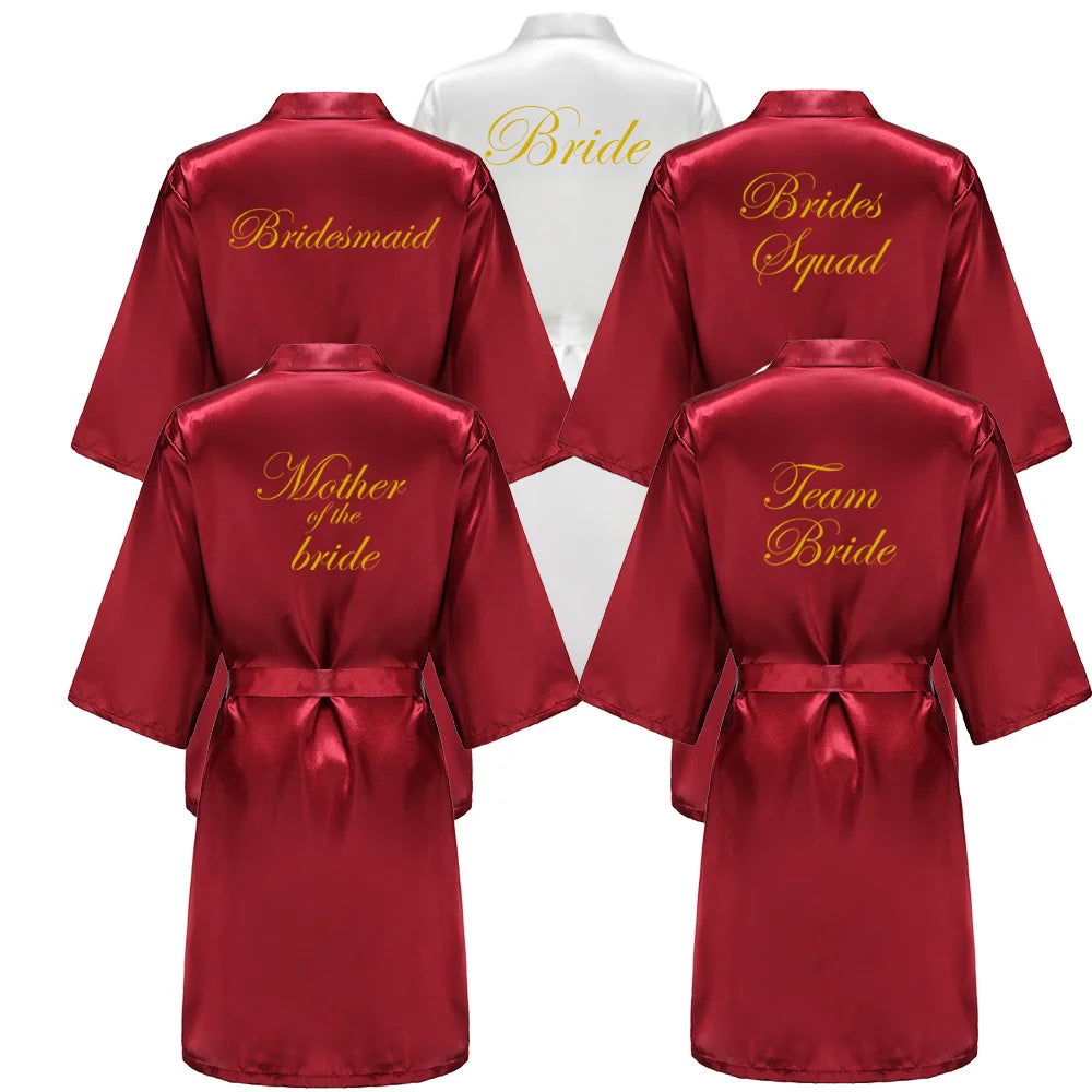 Kimono en satin bordeaux avec lettrage doré — Demoiselle d'honneur et cortège de mariage