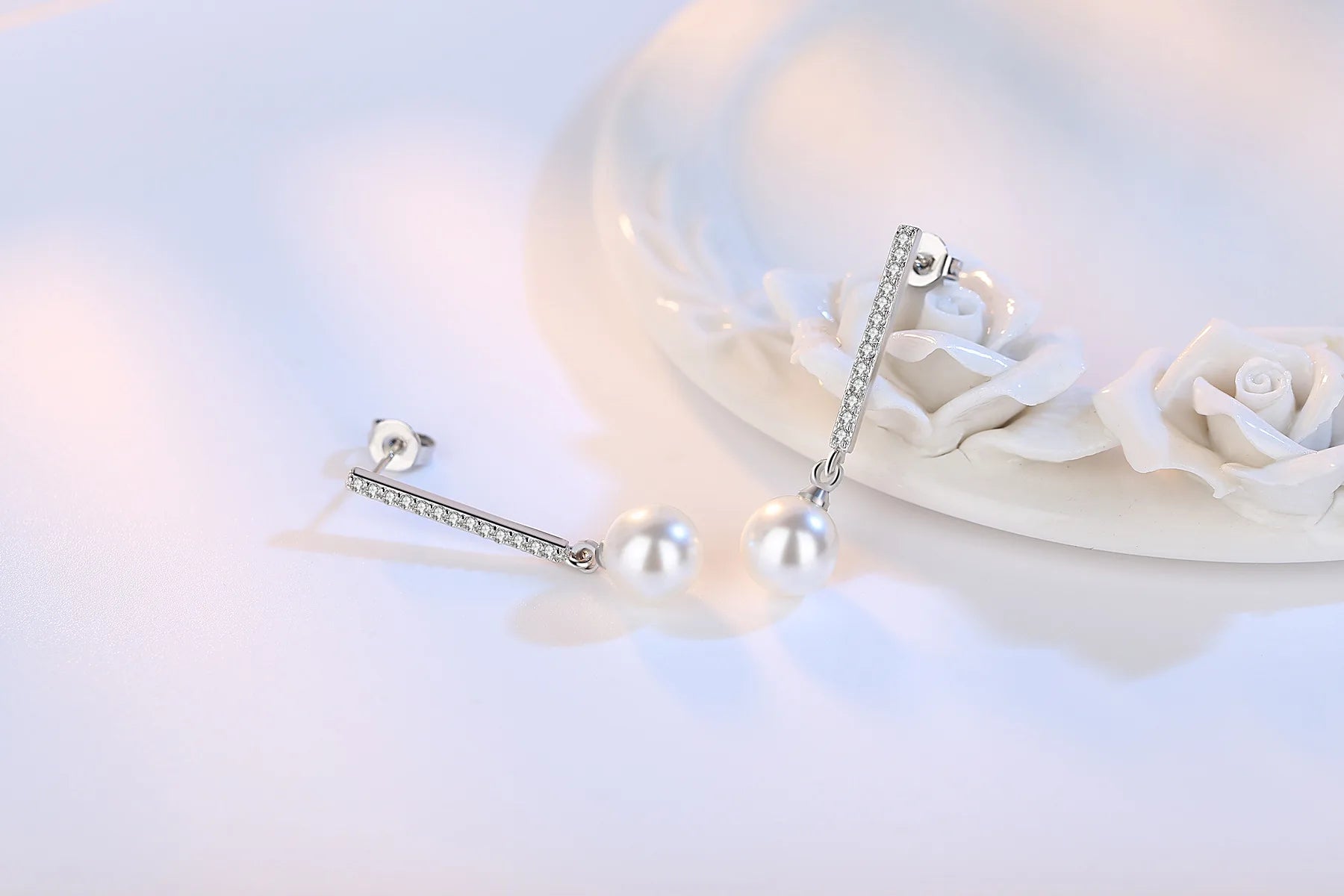 Longues boucles d'oreilles pendantes zircon et perle — Argent sterling 925