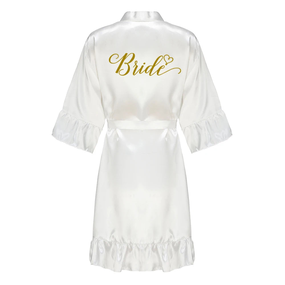 Robe de mariée en satin de soie avec volant et lettre — Mariée et Demoiselle d'honneur