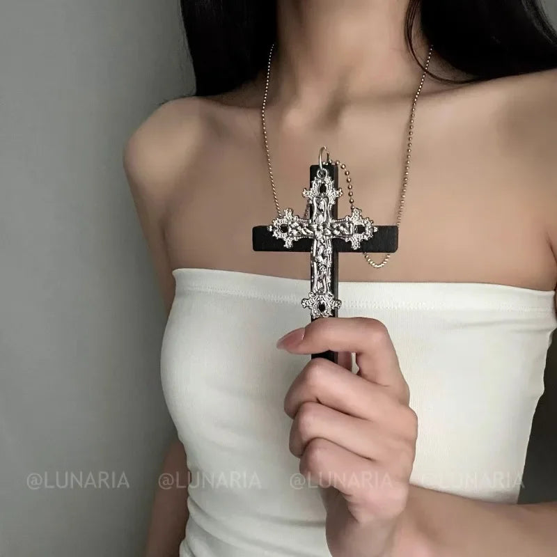 Collier pendentif double croix en bois et métal gothique Y2K