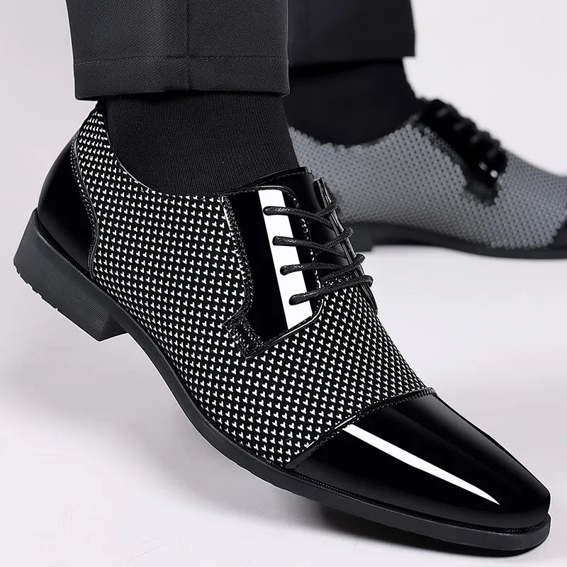 Chaussures habillées classiques tendance pour hommes Richelieus en cuir verni Chaussures de mariage formelles en cuir noir à lacets 2023