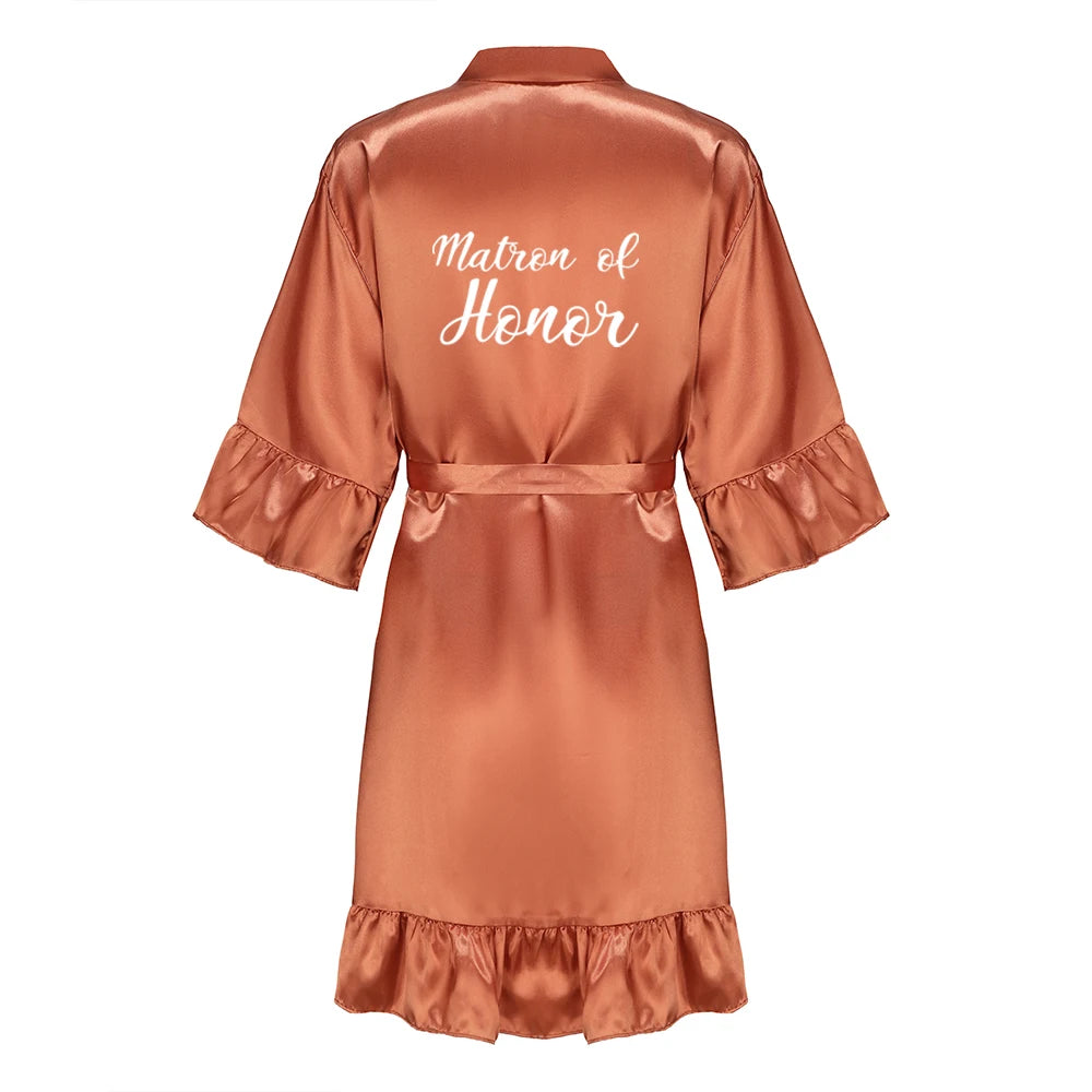 Robe de mariée en satin de soie avec volant et lettre — Mariée et Demoiselle d'honneur