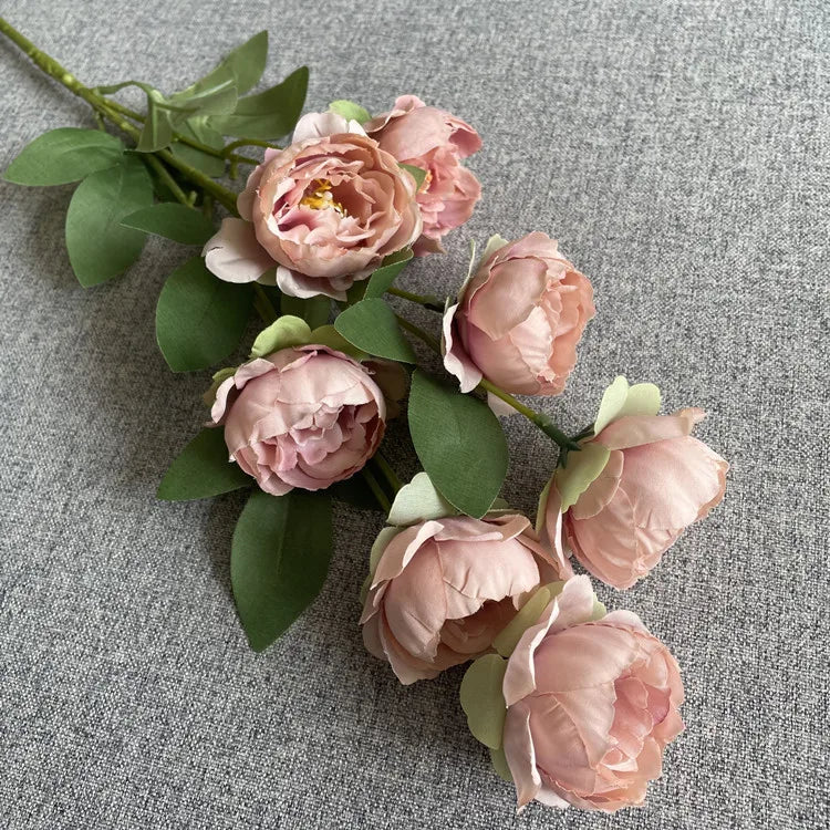 Décor romantique d'allée et de salle avec roses artificielles — Rose poudré, blush et plus