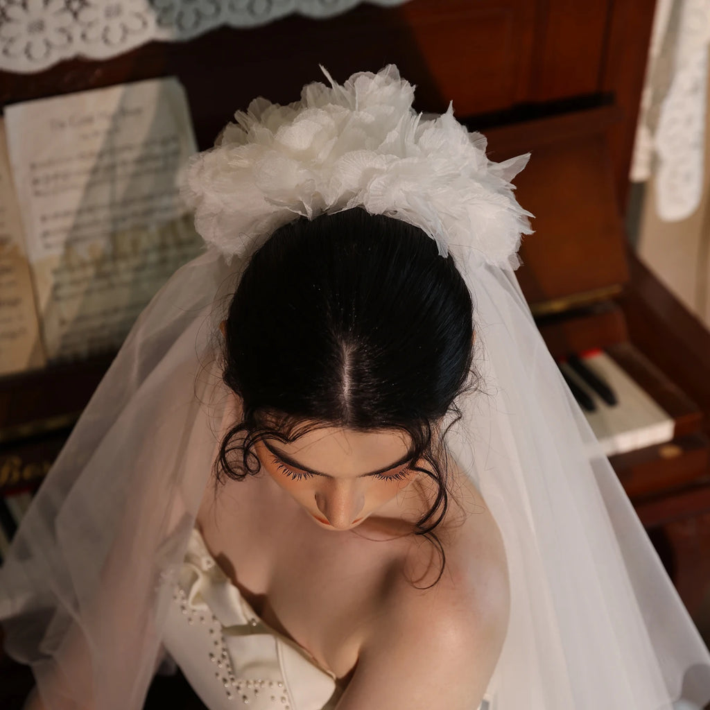V534 Long Voile de mariée d'église à longue traîne Double couche Couvre-visage Coiffe décorée de fleurs pour la photographie de voyage
