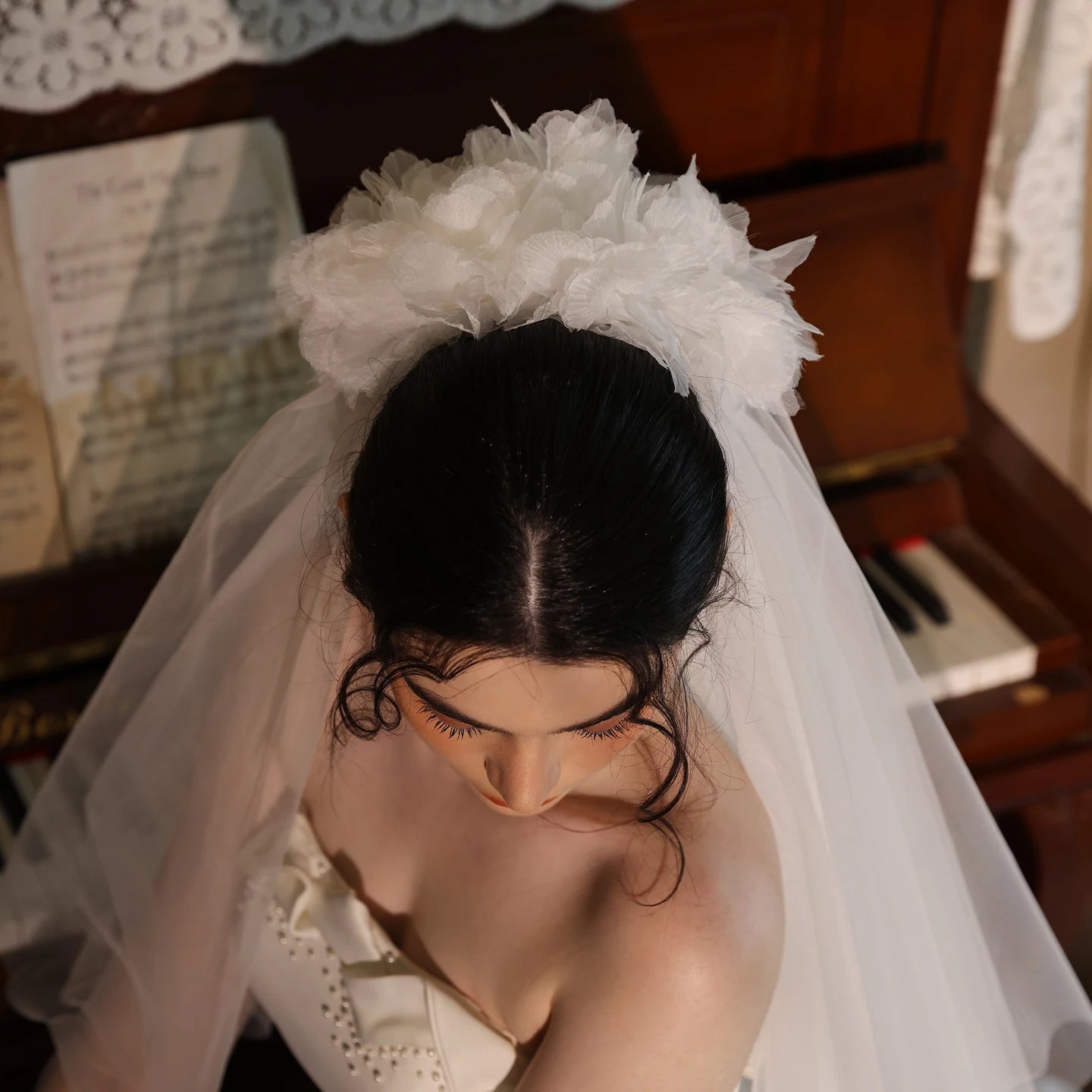 V534 Long Voile de mariée d'église à longue traîne Double couche Couvre-visage Coiffe décorée de fleurs pour la photographie de voyage