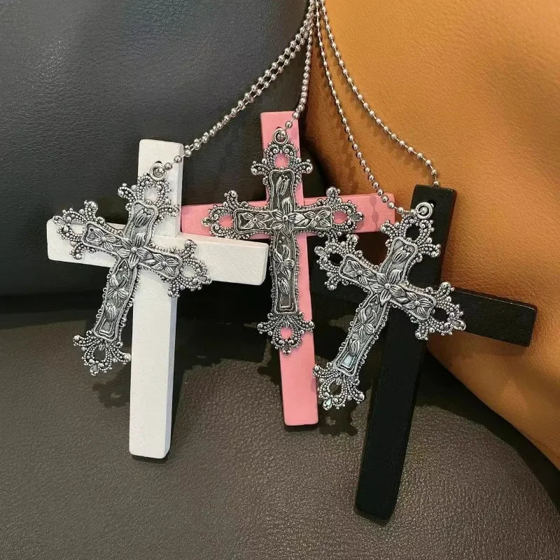 Collier pendentif double croix en bois et métal gothique Y2K