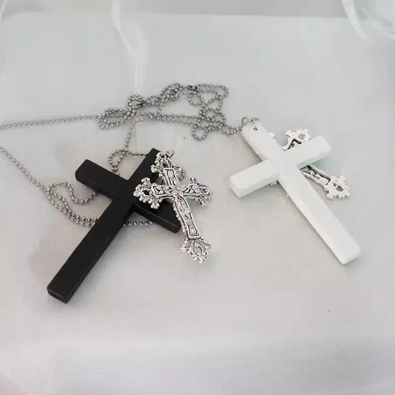 Collier pendentif double croix en bois et métal gothique Y2K