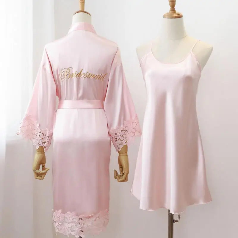 Robe de mariée en dentelle et ensemble kimono — Vêtements de nuit élégants pour mariage