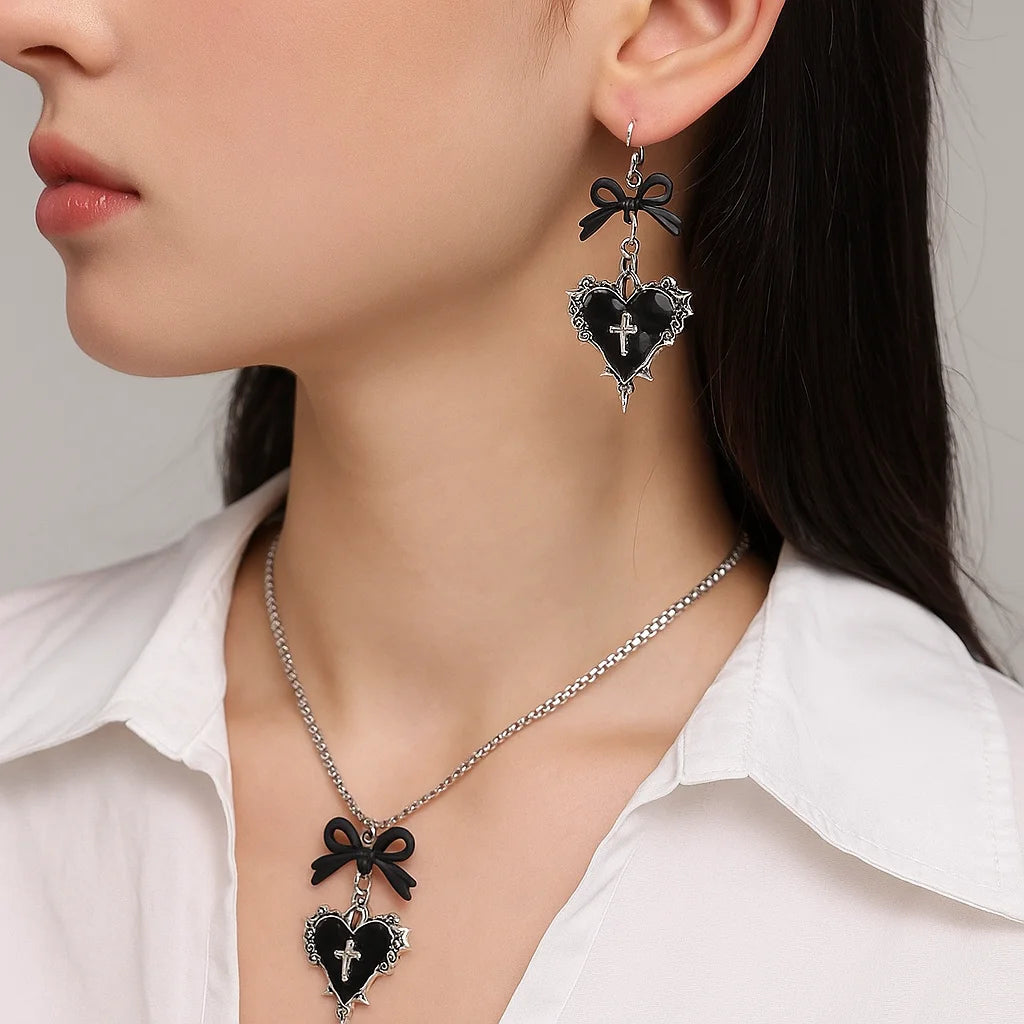 Collier Ras du Cou Pendentif Gothique Croix et Cœur Églantine