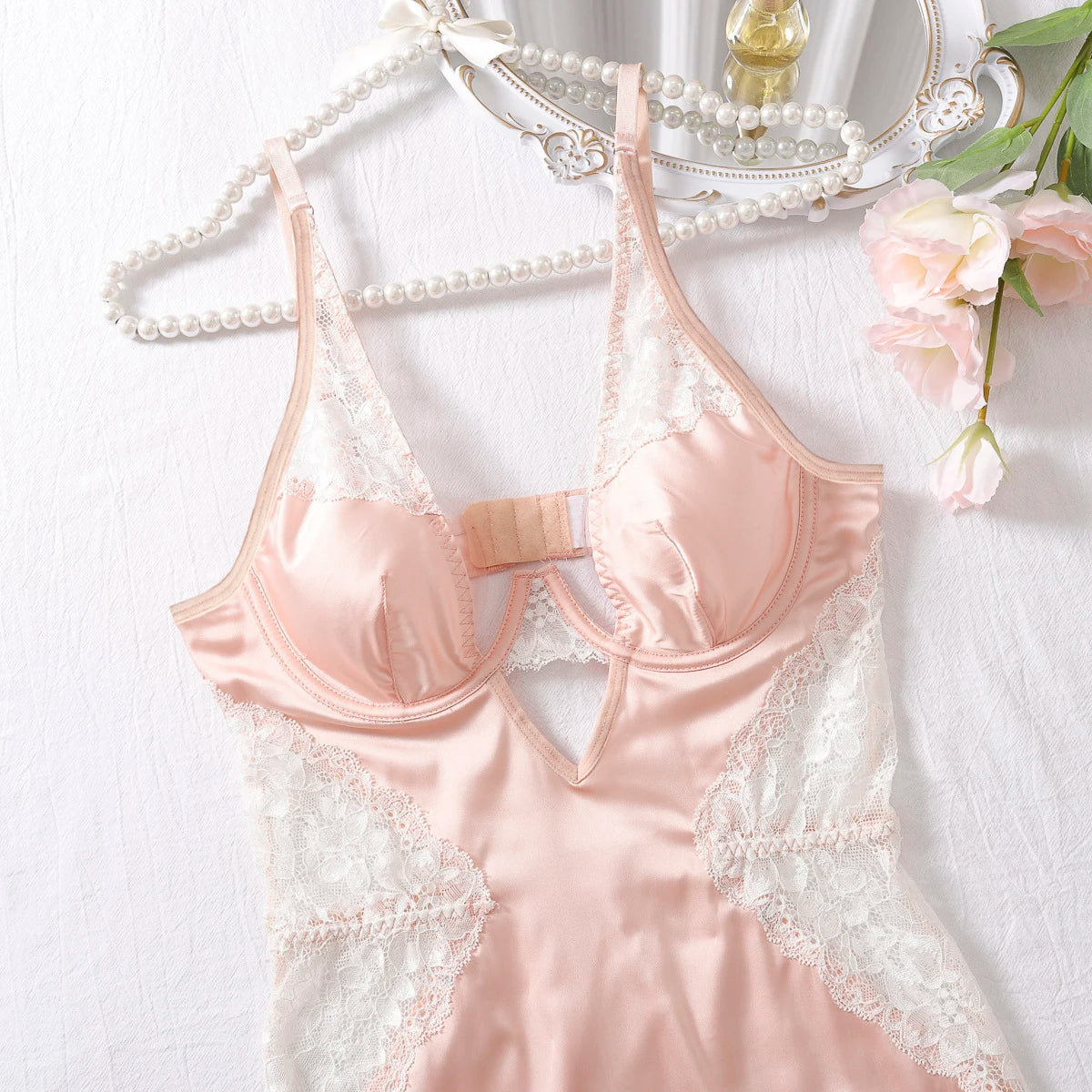 Ellolace Robe en satin sexy à col en V profond Lingerie sexy en dentelle patchwork fendue Robe de nuit sissy Robe nuisette en soie pour femmes