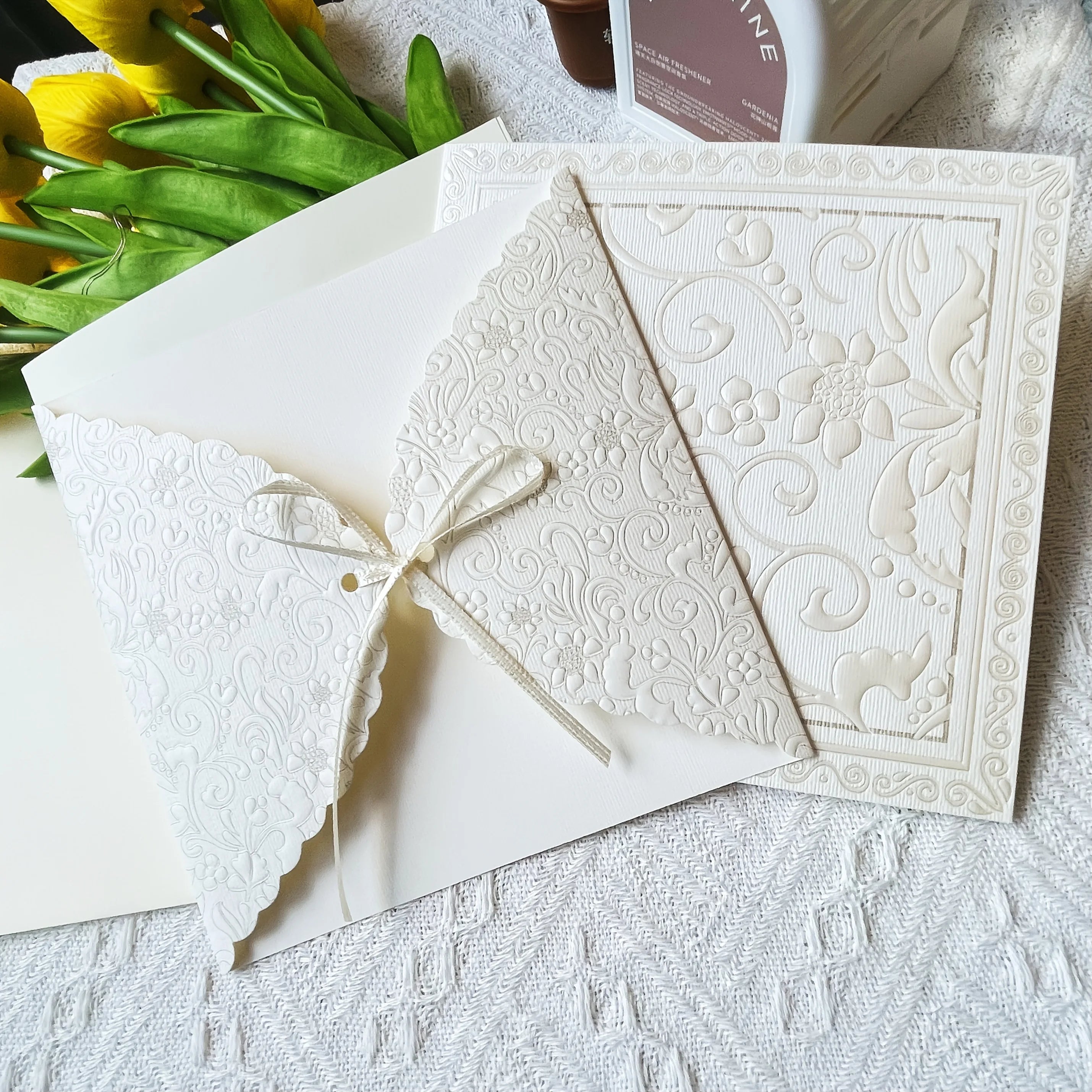 2 invitations de mariage élégantes carrées avec nœud découpé, cartes intérieures et pochettes d'enveloppe - Fournitures et décorations pour mariage et fête