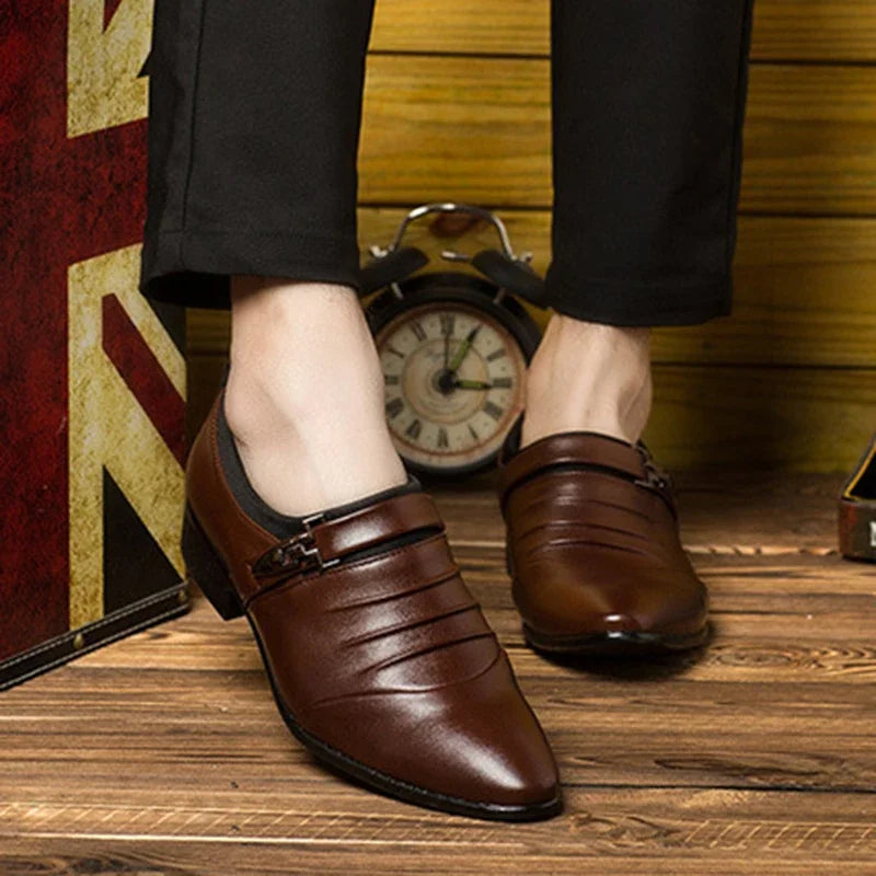 Chaussures habillées classiques pour hommes Chaussures à enfiler en cuir PU pour hommes Grande taille Bout pointu Affaires Décontracté Chaussures de cérémonie pour hommes pour mariage 2024