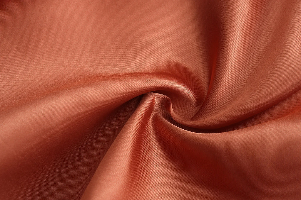 Robe de mariée en satin de soie avec volant et lettre — Mariée et Demoiselle d'honneur