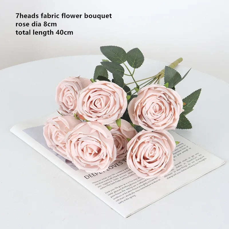 Décor romantique d'allée et de salle avec roses artificielles — Rose poudré, blush et plus