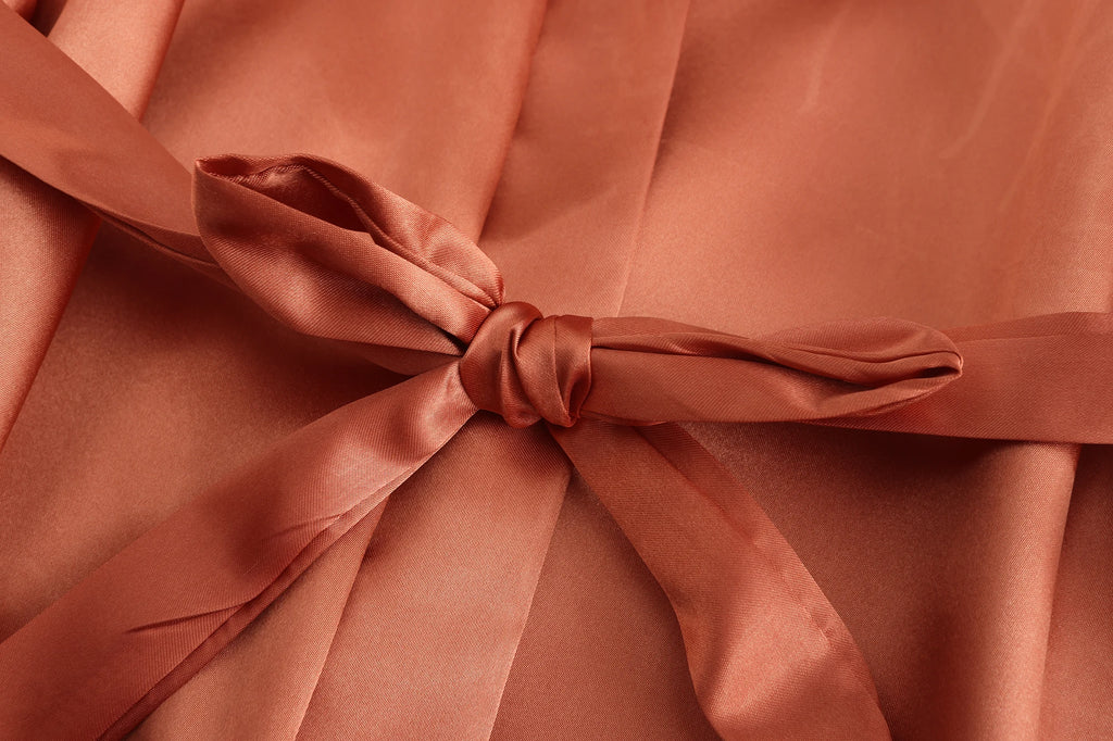 Robe de mariée en satin de soie avec volant et lettre — Mariée et Demoiselle d'honneur