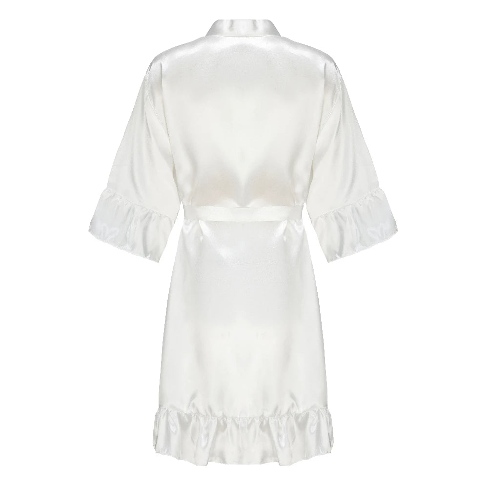 Robe de mariée en satin de soie avec volant et lettre — Mariée et Demoiselle d'honneur