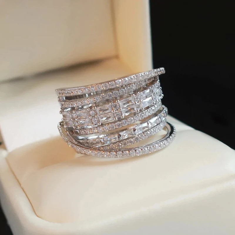 Bague multicouche en zircone brillante Huitan, bijou de luxe pour femmes, parfait pour les mariages et les fêtes, accessoire élégant pour les doigts.
