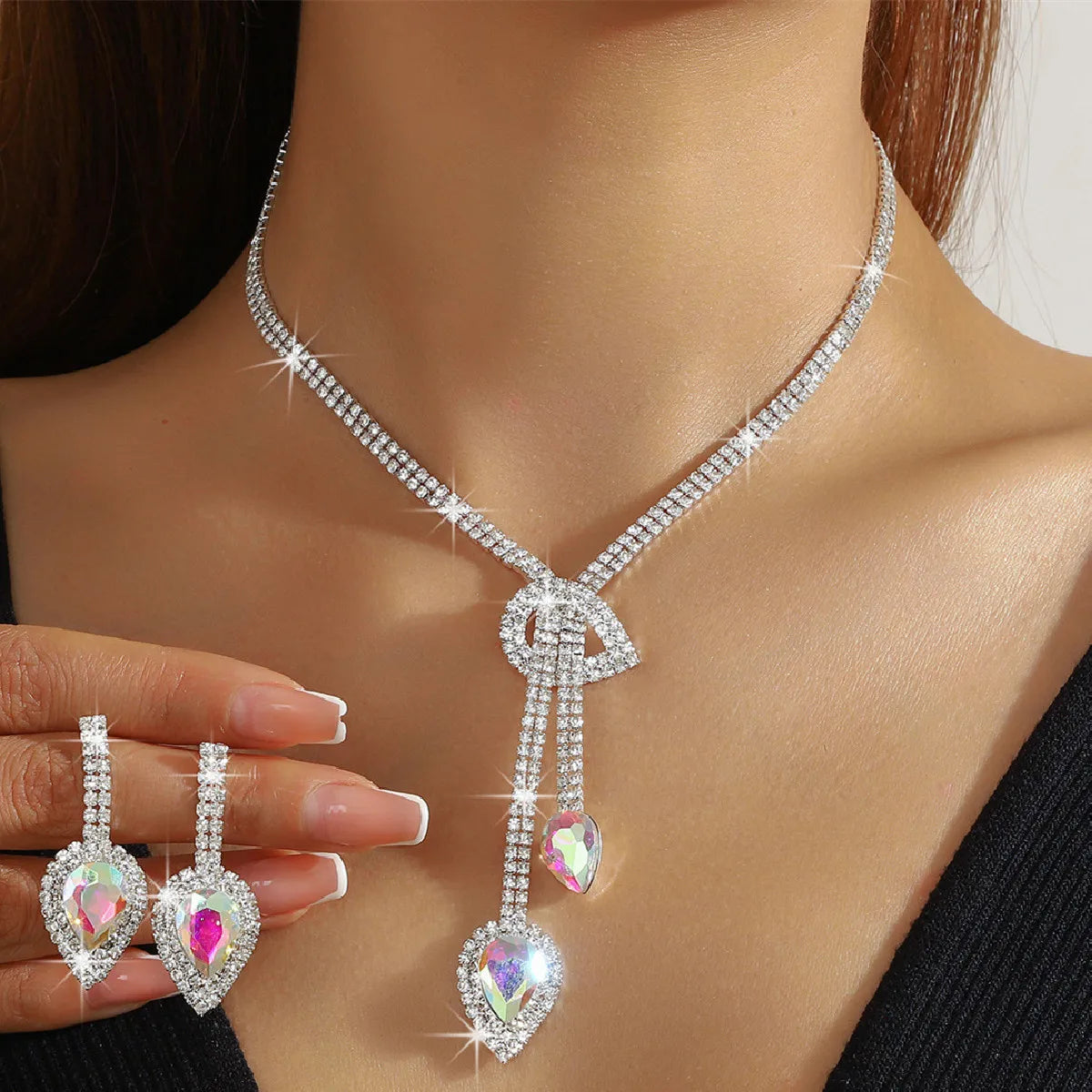 Parure collier et boucles d'oreilles goutte d'eau en cristal bleu saphir
