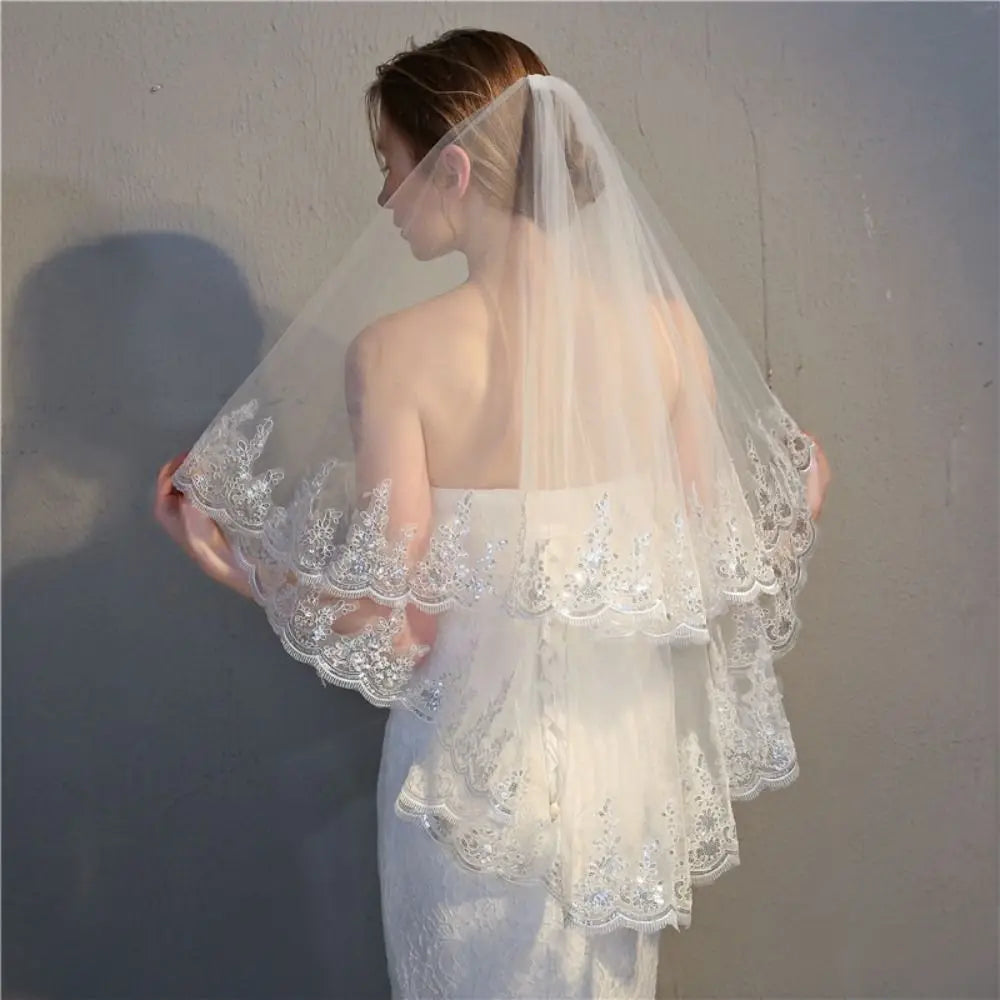 Elegant Luxury Bride Wedding Veils Sequins Glitter with Hair Comb Lace Beaded Veil Lace Edge Tulle Veil Wedding Day