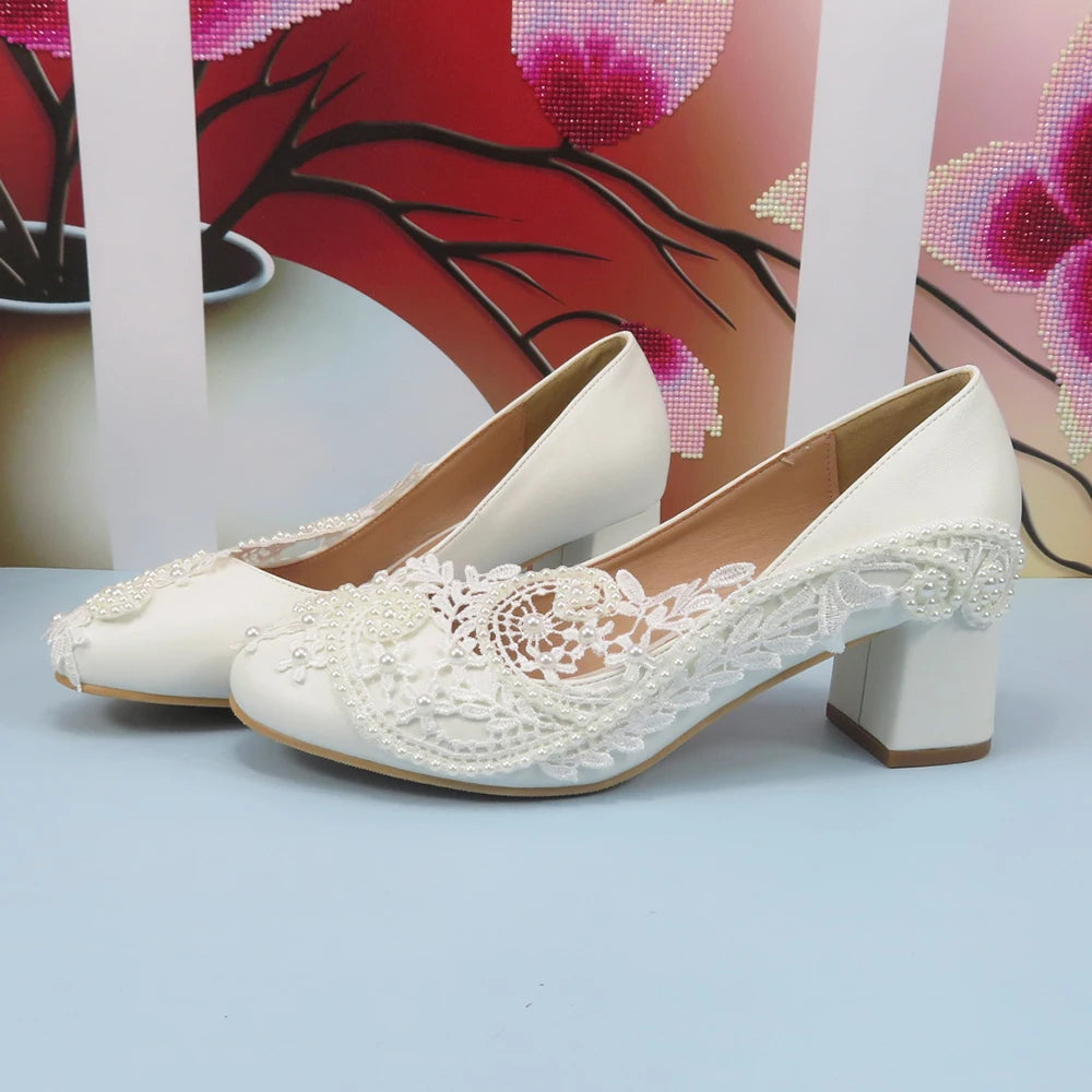 2024 Nouvelles chaussures de mariage personnalisées Chaussures de demoiselle d'honneur à talon épais Chaussures à talon moyen Chaussures en dentelle blanche Chaussures fleuries pour femme