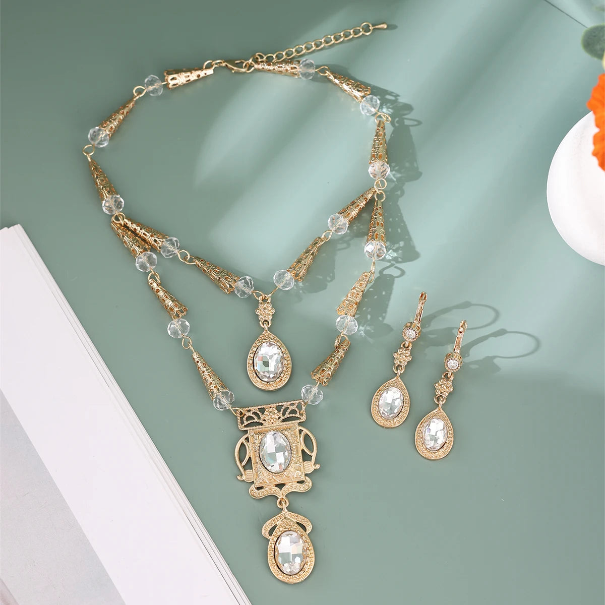 Parure collier et boucles d'oreilles de mariée en pierres précieuses, faits à la main au Maroc — Plaqué or
