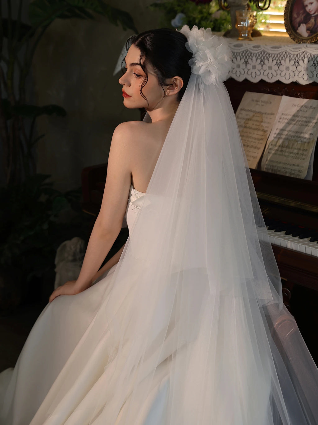 V534 Long Voile de mariée d'église à longue traîne Double couche Couvre-visage Coiffe décorée de fleurs pour la photographie de voyage