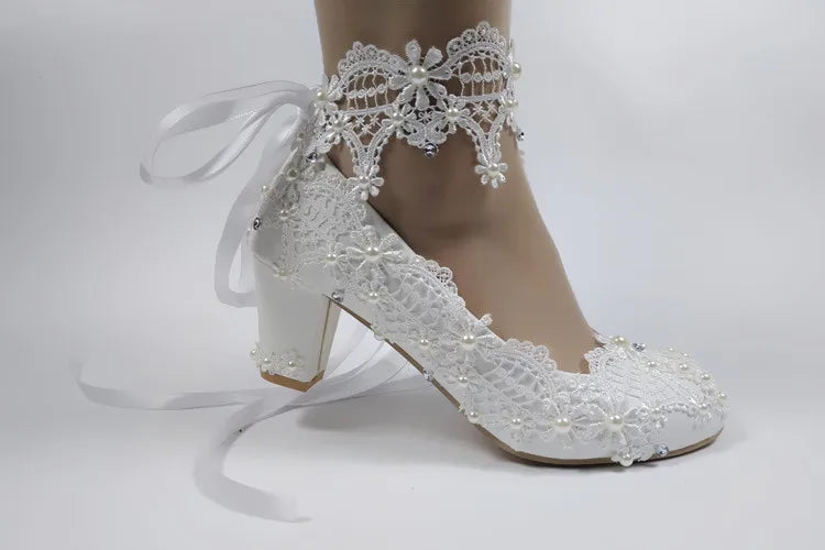 2024 Nouvelles chaussures de mariage personnalisées Chaussures de demoiselle d'honneur à talon épais Chaussures à talon moyen Chaussures en dentelle blanche Chaussures fleuries pour femme