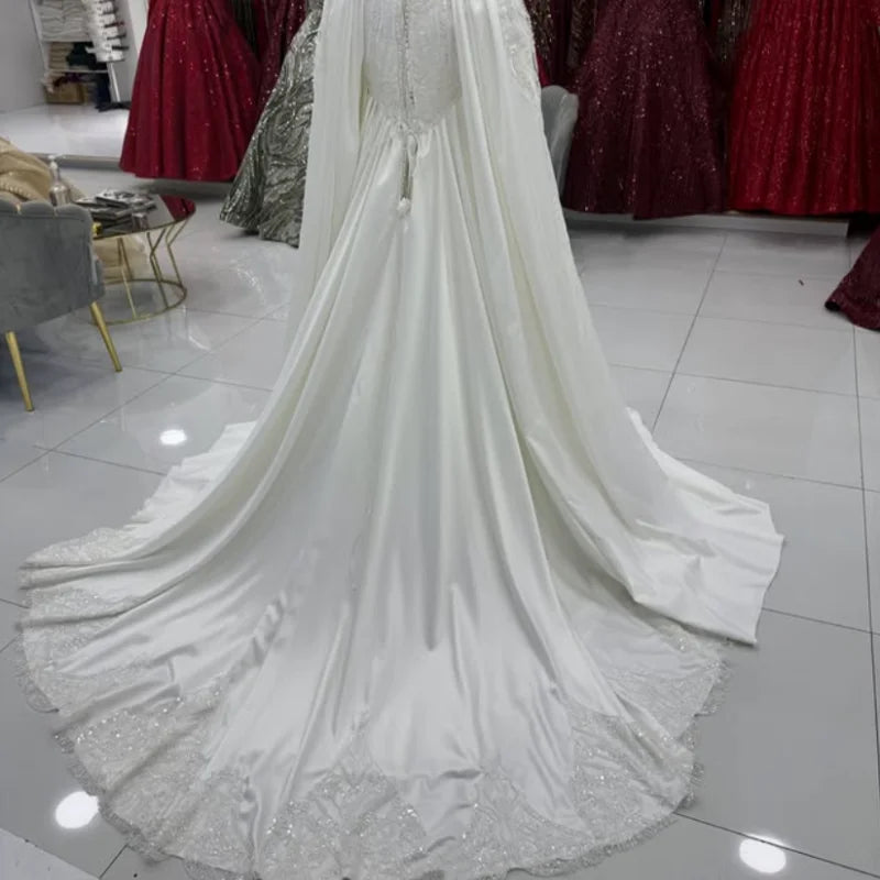 Robes de mariée musulmanes de luxe personnalisées à col haut, robes de mariée arabes en dentelle perlée traînante coupe A robe de mariée