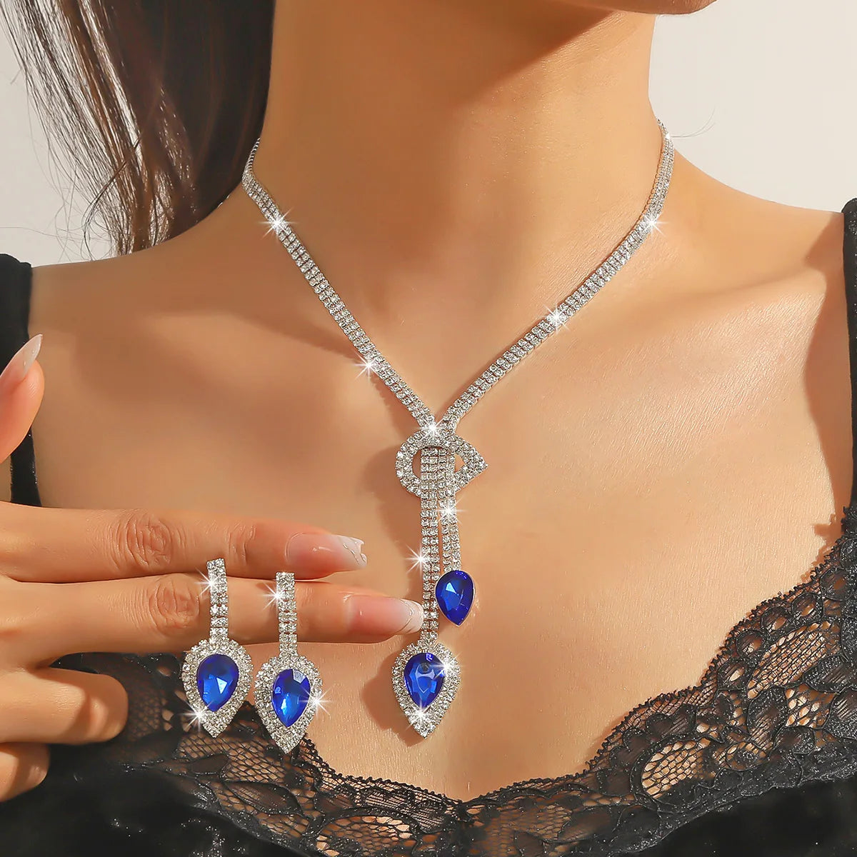 Parure collier et boucles d'oreilles goutte d'eau en cristal bleu saphir
