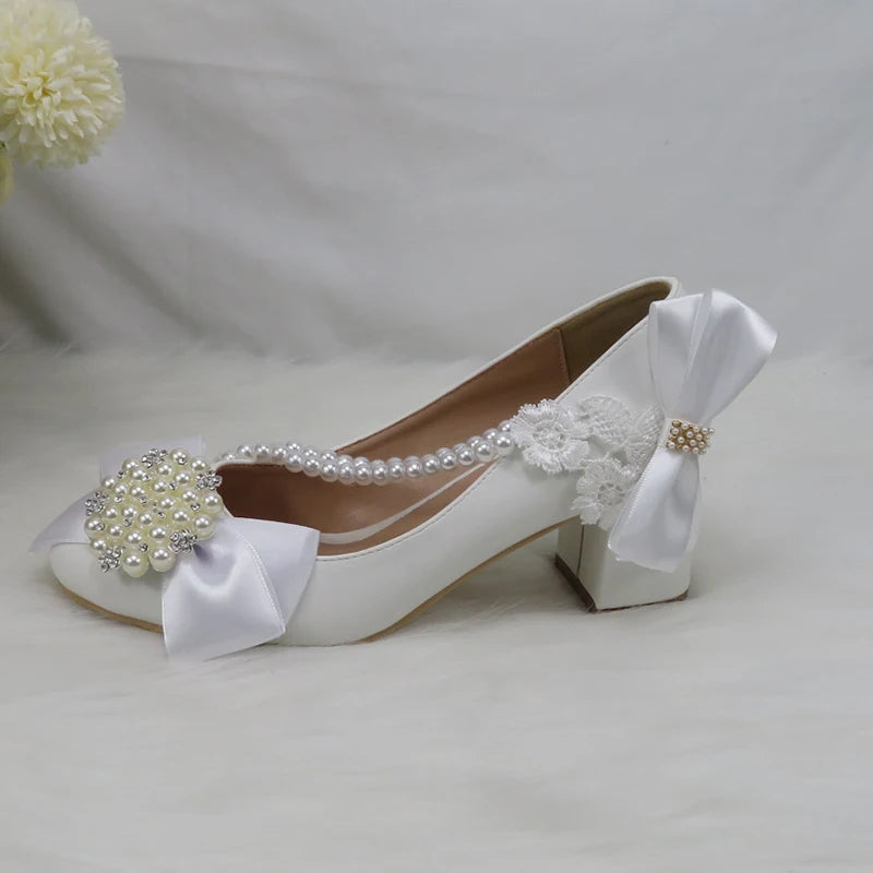 2024 Nouvelles chaussures de mariage personnalisées Chaussures de demoiselle d'honneur à talon épais Chaussures à talon moyen Chaussures en dentelle blanche Chaussures fleuries pour femme