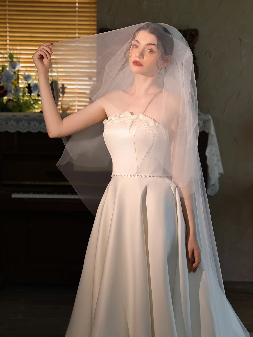 V534 Long Voile de mariée d'église à longue traîne Double couche Couvre-visage Coiffe décorée de fleurs pour la photographie de voyage