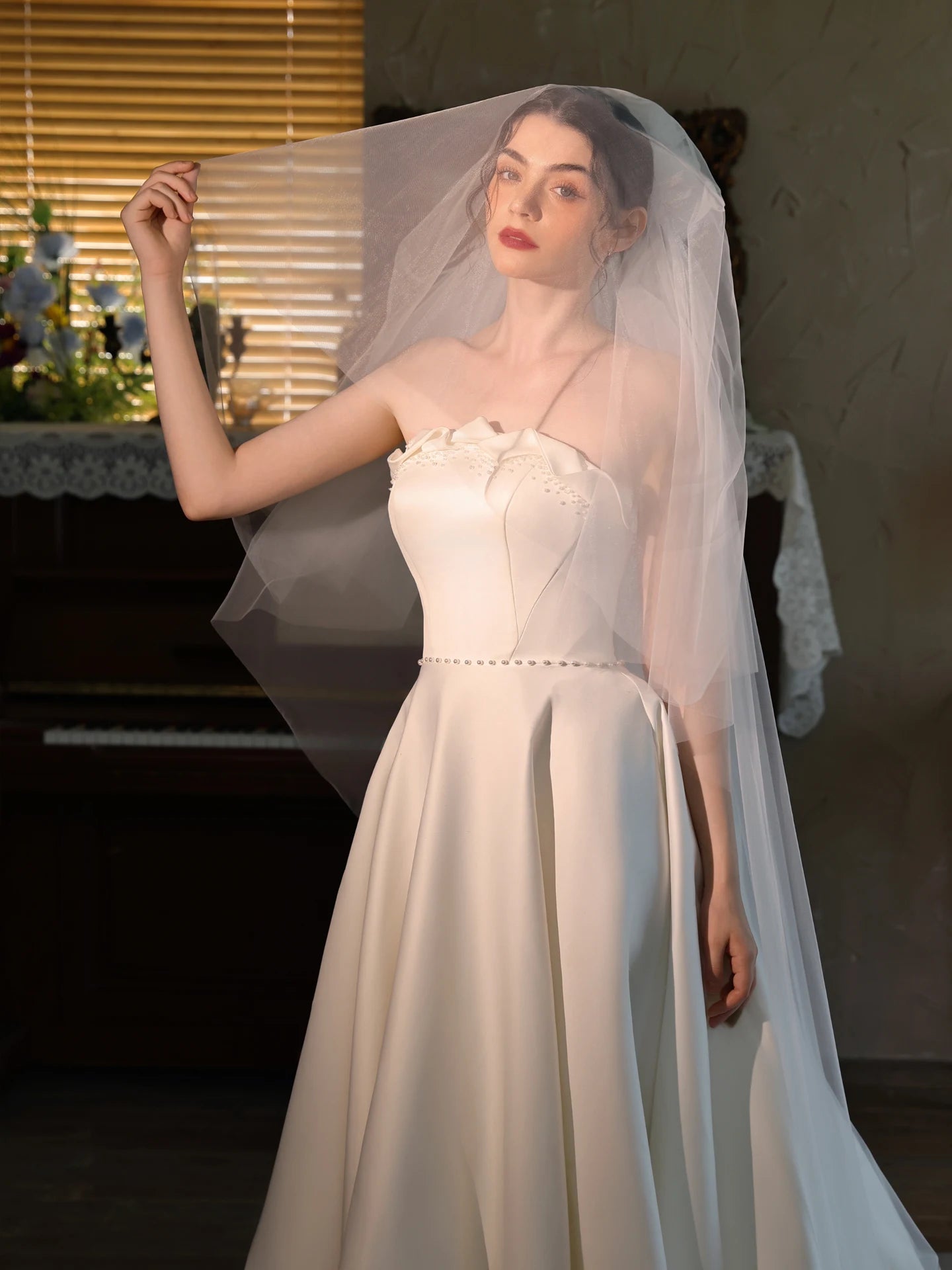 V534 Long Voile de mariée d'église à longue traîne Double couche Couvre-visage Coiffe décorée de fleurs pour la photographie de voyage