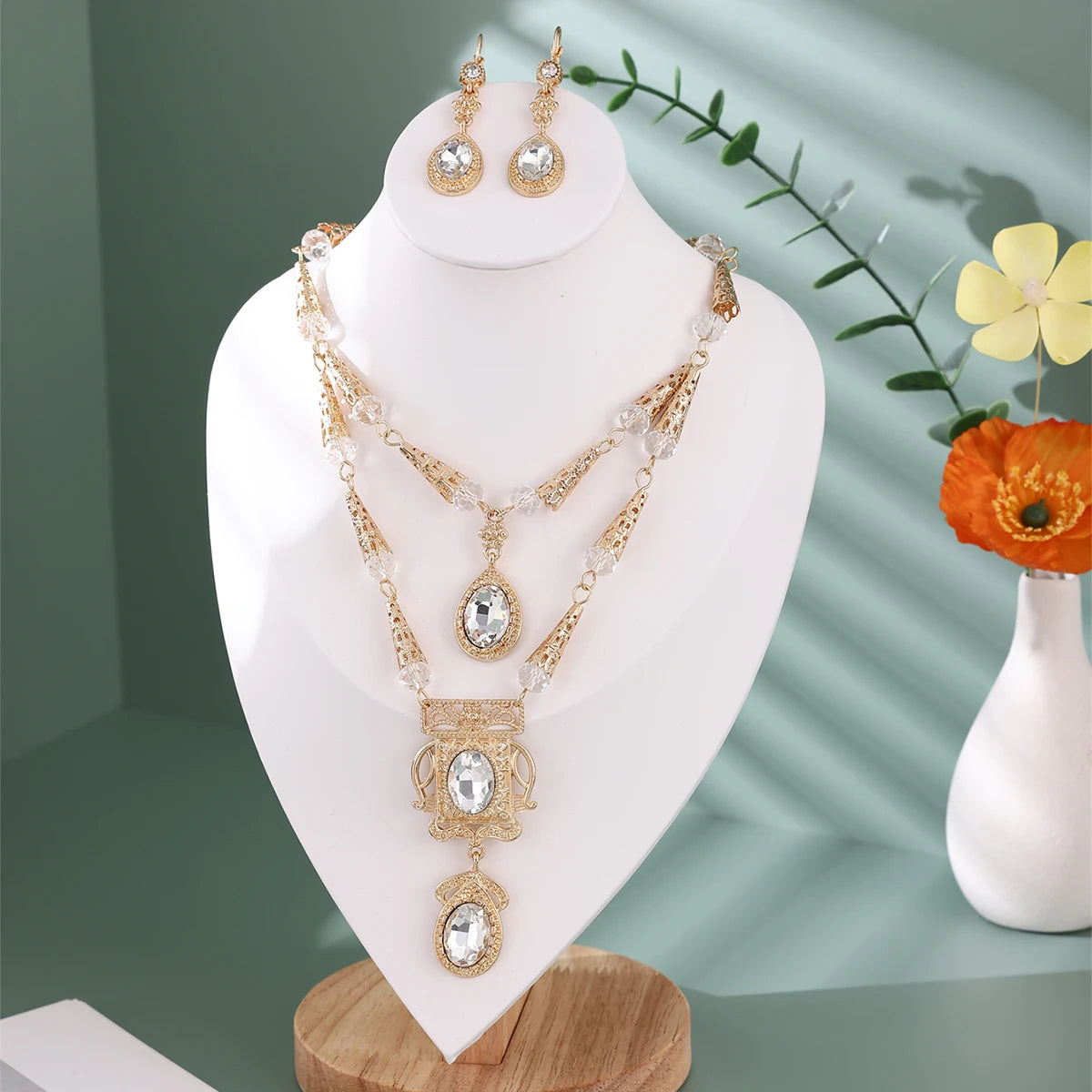 Parure collier et boucles d'oreilles de mariée en pierres précieuses, faits à la main au Maroc — Plaqué or