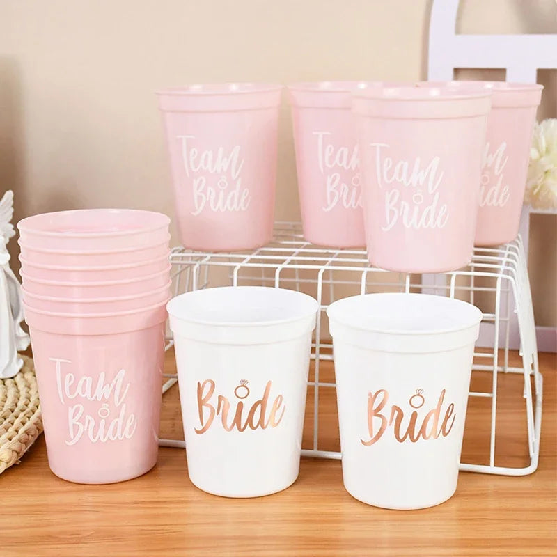 Lot de tasses en plastique pour enterrement de vie de jeune fille - Équipe de la mariée - Cadeau de douche nuptiale - Articles de fête pour enterrement de vie de jeune fille - Décoration de mariage