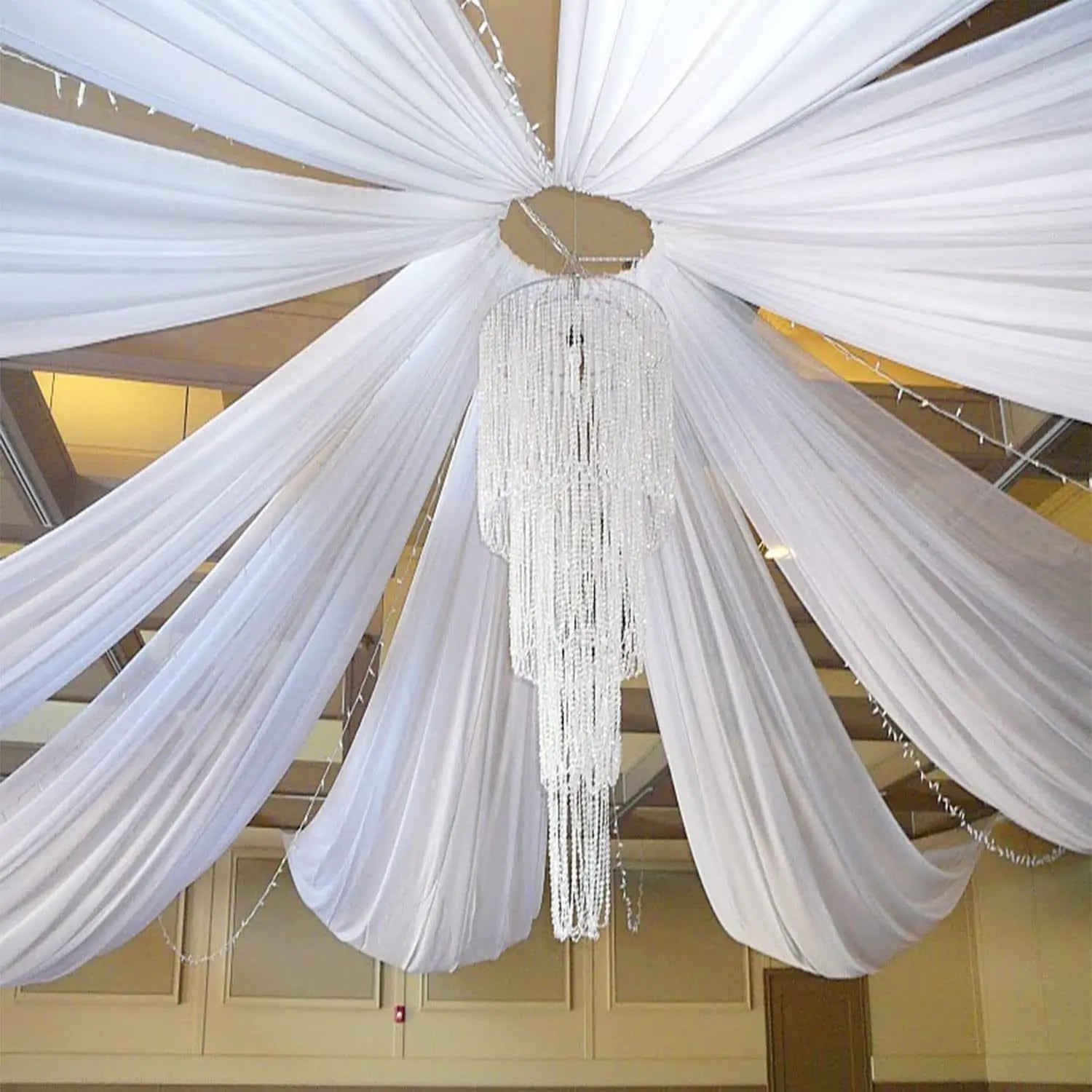Décoration de plafond de mariage en arche avec rideaux en voile blanc, tissu en gaze, tulle pour la scène de fête, la cérémonie, l'hôtel.