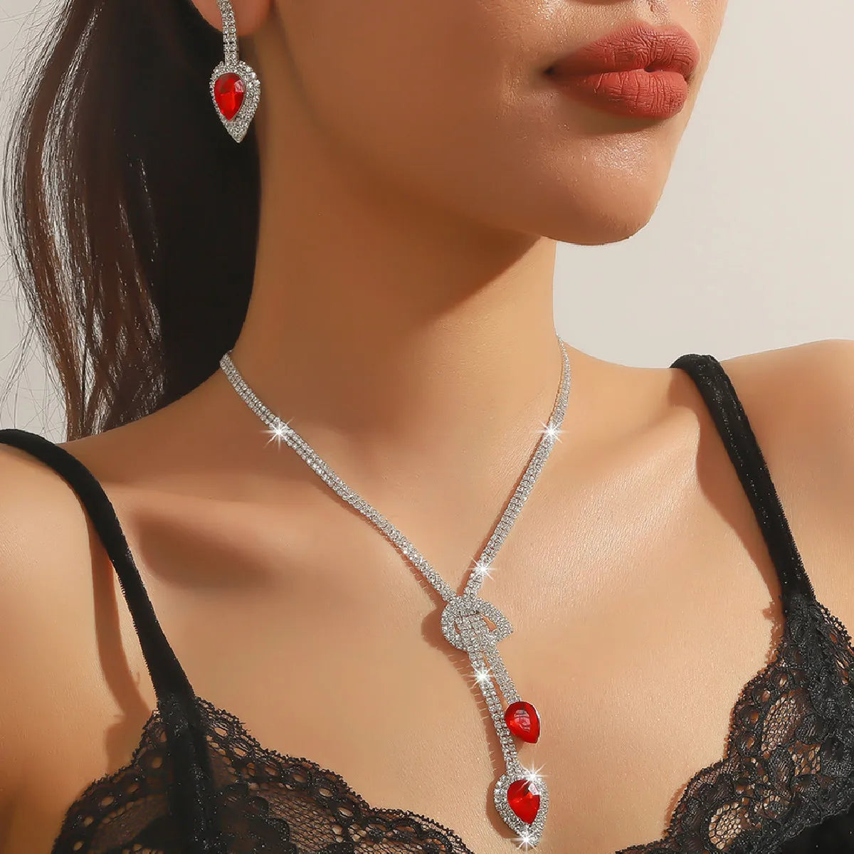 Parure collier et boucles d'oreilles goutte d'eau en cristal bleu saphir