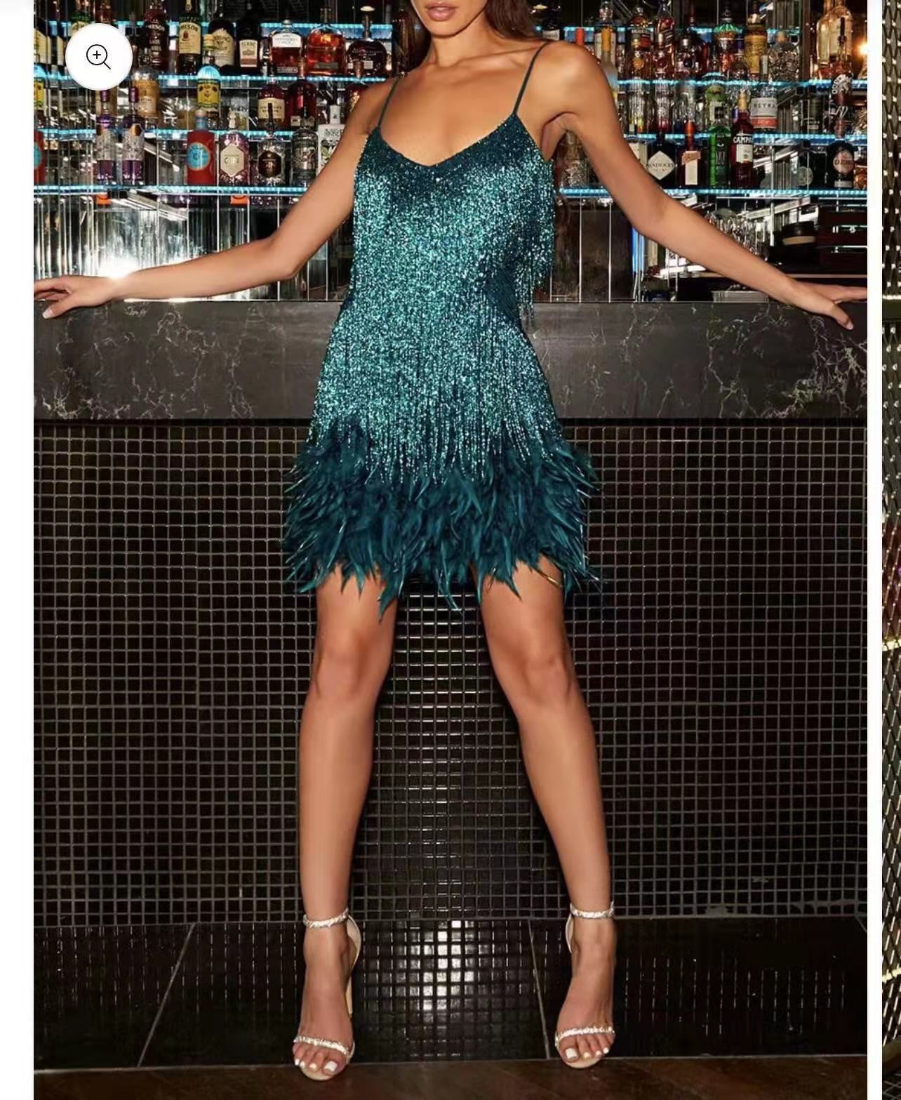 Mini-robe à sequins, plumes et pompons