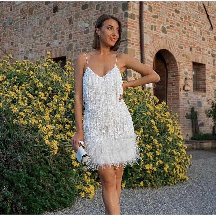 Mini-robe à sequins, plumes et pompons