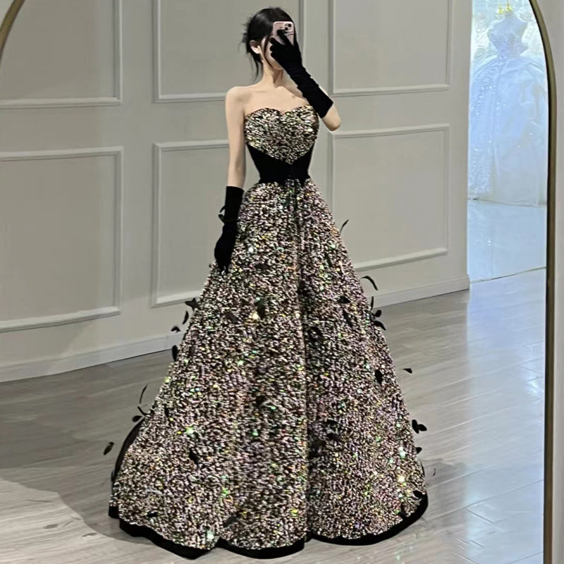Robe à sequins bordée de plumes | Traîne de drag et styles asymétriques