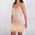 Mini-robe à sequins, plumes et pompons