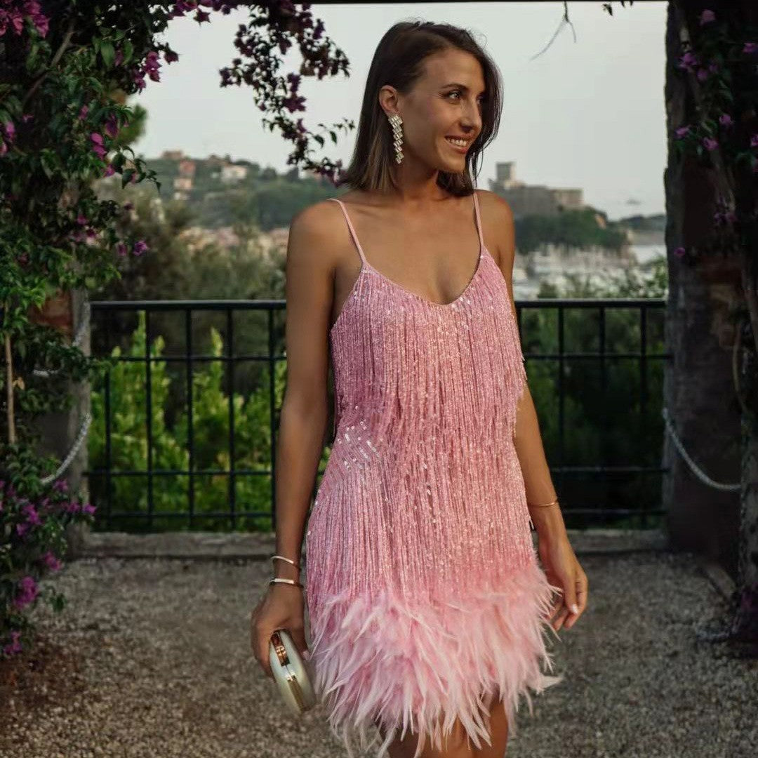 Mini-robe à sequins, plumes et pompons